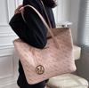 Bolso de textura de alta calidad para mujer, gran capacidad, nuevo bolso de hombro sencillo y combinable de verano 2023, bolso de mano de clase para ir al trabajo.