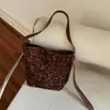 Bolso cubo de gamuza con estampado de leopardo retro de nicho coreano para otoño e invierno, bolso de mano versátil para hombro y bandolera para mujer