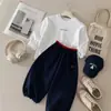 Nova camisa básica de outono com estampa de letras para meninos 2026 nova calça casual color block e calça de moletom para bebês e crianças pequenas, roupas infantis estilosas