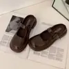 Chinelos de Exterior Antiderrapantes com Solado Grosso Pretos para Mulheres, Novo Estilo Verão 2026, Toque de Nicho de Alta Qualidade, Combina Bem com Saias, Sandálias Fechadas