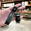 Llavero de Oso Violento con Pajarita Nórdica de Dibujos Animados Colgante Exquisito para Bolso de Niña Llavero Pequeño para Pareja Llavero de Coche