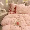 Estilo Ins, fresco e delicado, com amarrações de fita e um design de gaze dupla camada, um popular conjunto de cama de quatro peças, um conjunto de capa de edredom de três peças doce e feminino