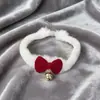 Choker Doce e Fofo de Ano Novo e Natal Gola de Pelúcia Branca Colar para Clavícula Feminino com Laço de Bola de Pelo Vermelha