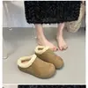 Chinelos slip-on estilo Birkenstock de sola grossa com forro de pelúcia, calçados femininos para uso externo, novo estilo de inverno 2026, chinelos de algodão slip-on com bico fechado