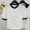 Blusa Femenina de Moda Verano 2025 Nuevo Diseño Cuello Redondo Un Botón Bordado de Encaje Bloques de Color Manga Corta