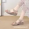 Sandalias de comercio exterior para mujer 2026 otoño nuevo modelo estilo europeo y americano con plataforma de suela gruesa y tira de tobillo para madres