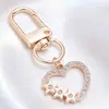 Lujo Ligero Chapado en Oro Full Diamante Charm Hebilla en Forma de D Colgante Hueco en Forma de Corazón Accesorios para Bolsos Llaves Fábrica Stock Mayorista
