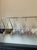 Bolso de axila de diseño nicho estilo coreano transfronterizo inspirado en motocicletas para mujer, con una elegante hebilla de cinturón, adecuado para ir al trabajo y se puede llevar como bolso de hombro o bolso cruzado.