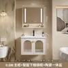 Sencillo tocador de baño rústico estilo francés, que incluye un mueble para lavabo y lavabo integrado