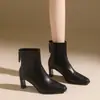 Botas de Cano Curto Pretas da Moda com Salto Grosso Femininas 2026 Estilo Coreano Tendência Inverno Novas Botas de Cano Curto Salto Alto Zíper Traseiro Bico Quadrado Botas Emagrecedoras