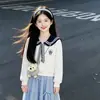 Nueva colección primavera/otoño 2026: un conjunto de dos piezas que presenta un top de manga larga con cuello marinero y una falda midi dulce adornada con un lazo, encarnando un estilo preppy