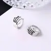 Clip de Oreja de Mano de Calavera Garra Mágica de Palma Plateada Tailandesa Personalizado Oscuro Retro Viejo Halloween Clip para Hélice de Oreja Sin Perforaciones Moderno