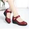 Outono 2026 Novos Sapatos Femininos Salto Anabela Sapatos de Salto Único Solado Macio Uma Tira Sapatos para Mãe Estilo Confortável para Mulheres de Meia-Idade e Idosas Sapatos Femininos