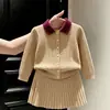 Nueva colección otoño/invierno 2026 para niñas estilo coreano: Conjunto de punto trenzado color caqui, con un suéter de cuello polo y una falda
