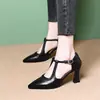 Sandálias de Salto Alto Fechadas Versáteis e Fashion para Mulheres 2026 Novo Estilo Salto Bloco Retro Francês Padrão de Pedra Elegantes Sapatos de Verão para Mulheres
