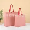 Loja de roupas femininas da moda: Bolsas de compras ecológicas de TNT feitas sob medida para publicidade e compras, projetadas para carregar roupas
