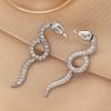 Brincos de cobra do zodíaco incrustados com diamantes torcidos para mulheres europeias e americanas, nicho transfronteiriço, gotas para orelha de alta qualidade, acessórios leves e luxuosos para orelha, atacado