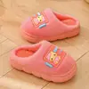 Novas pantufas infantis de algodão 2026, com estampas de desenhos animados e etiquetas, com forro espesso e felpudo para aquecimento, adequadas para uso interno; disponível para dropshipping