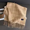 2025 Nuevo Otoño e Invierno Estilo Coreano Cuadros Bufanda Cálida Chal para Mujer Versátil Ropa de Trabajo Borla Arena Fina Bufanda de Imitación Cachemir