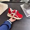 Sapatos Brancos de Tela Mais Vendidos para Mulheres 2026 Outono Novo Estilo Solado Grosso Alta Viscosidade Respiráveis Esportivos Casuais Sapatos de Pai