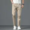 Jeans cortos de seda de hielo de alta gama para hombre, delgados de verano, rectos, corte slim, color caqui, casual, pantalones de hombre de 9 puntos