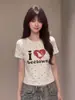 Camisa de Manga Curta Slim-Fit com Estampa Integral de Bolinhas e Letras Retro Americana para Mulheres, Top Regular de Ombro Slim-Fit Emagrecedor de Verão para Mulheres, Moderno