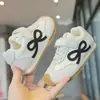 Zapatillas ligeras de entrenamiento para niños, nueva colección otoño 2026, zapatillas casuales de suela blanda para niños, zapatillas de correr de moda para niñas