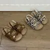 2026 Nuevo Estilo de Verano Zapatos de Princesa Coreanos de Suela Blanda para Usar Afuera, Zapatos Casuales, Sandalias Birkenstock de Velcro, Sandalias para Niñas, Modernos