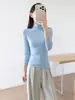 Camiseta base azul claro de cuello alto para mujer, prenda interior de otoño ajustada, top versátil de manga larga elástico de color liso suave con cuello apilado