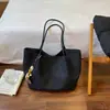 Bolso tote nuevo de alta calidad y gran capacidad para mujer 2026, adecuado para el trabajo y los desplazamientos, con un patrón tejido, diseño retro de moda y color sólido