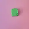 Clipe magnético com forte sucção, adere à geladeira, quadro branco e pode segurar notas adesivas. Disponível em 8 cores.