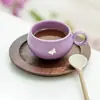 Juego de Taza y Platillo de Café Morado Lila con Decoración de Mariposas Hecho de Fábrica, Taza de Latte Exquisita de Gama Alta, Taza de Cerámica para Arte Latte, Taza para el Té de la Tarde