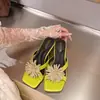 Sandalias verdes para mujer 2026 nuevo estilo de verano con un toque de alta gama, tacón de cuña de fuegos artificiales con pedrería, sandalias transparentes de una sola tira para uso en exteriores