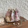 Bolso de sobre bordado floral con lentejuelas estilo vacacional para mujer, bolso de un solo hombro para llevar debajo del brazo, adecuado para salidas, vacaciones, fiestas y banquetes