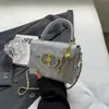 Elegante bolso pequeño plateado para mujer, nuevo bolso cruzado de moda versátil 2026, bolso cuadrado pequeño popular de venta caliente para llevar en la mano