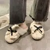 Chinelos de Algodão para Menina com Laço Doce 2025 Outono e Inverno Novos Desenho Animado Fofo para Exterior com Solado Grosso e Aumento de Altura Chinelos Peludos para Mulheres