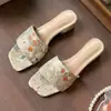 Primeiro Encontro Ji Jue Bordado Estilo Americano Chinelos de Verão Femininos 2026 Novo de Verão Fada Moda ao Ar Livre Bordado Salto Grosso
