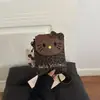Bolsa de telefone fofa e versátil com tema de gato para mulheres, adequada para o dia a dia casual, sair e fazer compras, com um design de moda transversal com estampa de leopardo fosca