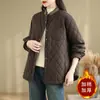 Fotos reales de la colección de invierno 2026: nuevo estilo, cuello de color bloqueado, chaqueta acolchada de algodón con patrón de diamantes artística y casual para mujer, corte holgado