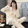 Nuevo cárdigan de doble longitud para mujer Otoño 2026 con cuello de solapa, pijama casual holgado con estampado de dibujos animados y anime, algodón nube