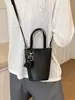 Bolso pequeño de diseño nicho transfronterizo 2026 nuevo modelo bolso tipo cubo para mujer, bolso de hombro único cruzado estilo japonés y coreano para el día a día