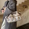 Nova Bolsa de Pelúcia Primavera 2026 Bolsa Tote Grande Capacidade Feminina Elegante de Alto Valor Moda para o Dia a Dia Bolsa de Ombro