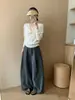 Nova coleção outono e inverno: suéter de tricô feminino com decote V e design torcido em X, apresentando um visual elegante estilo francês, acabamento em renda festonada e uma silhueta slim fit que valoriza a figura.