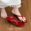 Sandalias de cuña de temperamento versátil estilo europeo negro rojo estilo casual diario puntera cuadrada de microfibra