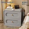Mesita de Noche de Madera Maciza Color Crema, Nuevo Diseño de Piel, Lujo Ligero, Estilo Sencillo, Armario Pequeño de Almacenamiento Moderno para Dormitorio