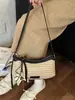 Bolso de mujer tejido a mano de paja de nicho transfronterizo, nuevo modelo de verano 2026 para el trabajo y los desplazamientos, bolso de hombro único, bolso cruzado elegante y moderno