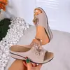 Calçados Femininos para Comércio Exterior Transfronteiriço Verão 2026 Sandálias Femininas de Plataforma para Uso Externo com Flores Peep-Toe Slip-On Sandálias Femininas de Praia