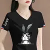 Camiseta feminina branca de manga curta com gola V, de marca, com excedente na balança comercial transfronteiriça, corte solto, estampa de letras, top com ombro normal