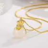 Colar com Pingente Saco da Sorte de Calcedônia Sintética para Mulheres, Estilo Vintage Popular Novo para Outono e Inverno, Corrente para Clavícula de Luxo Leve de Nicho Exquisita de Alta Qualidade