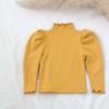 Versão coreana de roupas infantis para crianças pequenas e médias Primavera e Outono gola alta rendada manga boneca camisa base algodão estilo ocidental casual cor sólida T